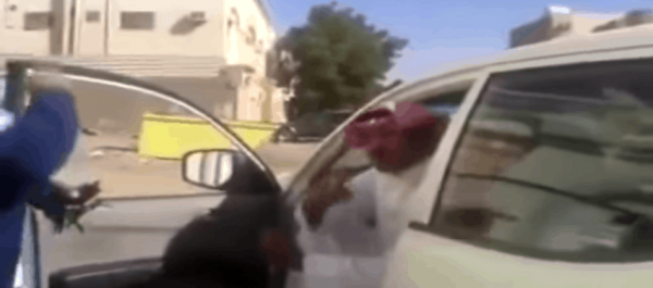 بالفيديو مواطن يحتجز سيارة شركة الكهرباء لقطعهم الكهرباء عليه