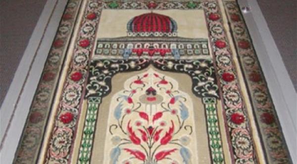 يزور قريبته.. فيجدها متوفاة على سجادة الصلاة منذ يومين