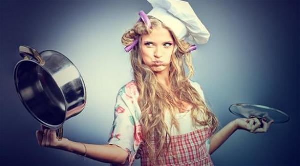 10 أخطاء شائعة ترتكبها معظم ربات المنازل أثناء الطبخ