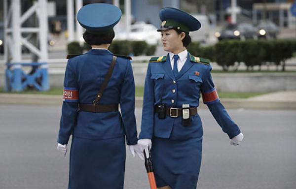 لهذا السبب "شرطيات المرور" في كوريا الشمالية ممنوعات من الزواج!