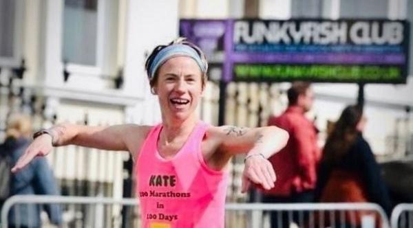 رياضية بريطانية تكمل 100 سباق ماراثون في 100 يوم