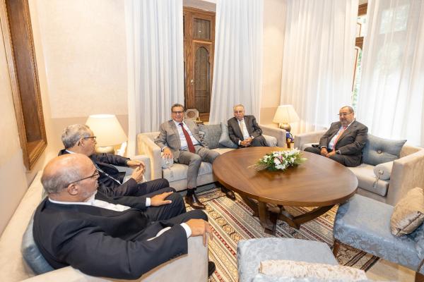 غاب عنه "عبد الإله بنكيران".. "عزيز أخنوش" يجتمع بقادة أحزاب المعارضة وهذه مخرجات اللقاء