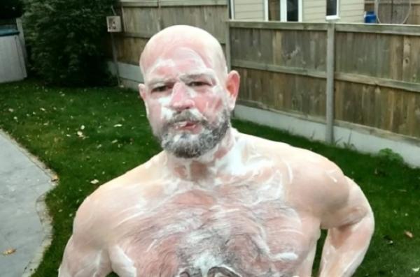 أربعيني يستحم بالماء المثلج فى الحديقة لعام كامل من أجل مؤسسة خيرية