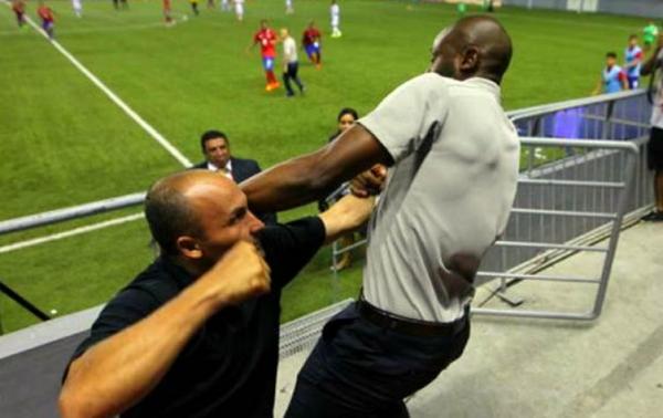 بالفيديو .. شجار عنيف لمدرب كوستاريكا مع حارس أمن يتسبب في استقالته