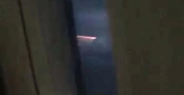 مسافر على متن طائرة يرصد جسما غريبا متوهجا يحلق في السماء (فيديو)