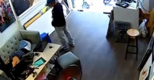 لص يستغل نوم فتاتين ويسرق هاتفيهما (فيديو)