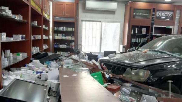 امرأة غاضبة لم تعثر على الدواء في الصيدلية فاقتحمتها بسيارتها(فيديو)