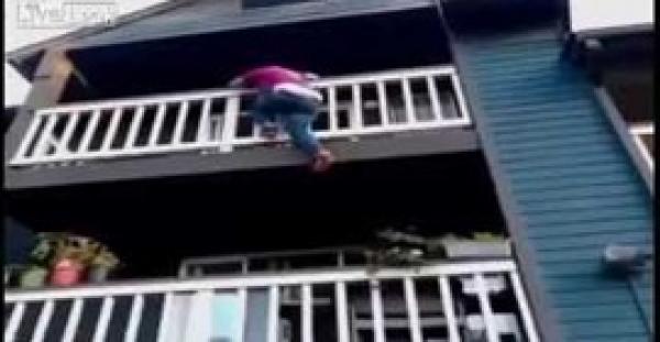 بالفيديو.. شاهد ماذا حدث لفتاة حاولت الهروب للقاء صديقها