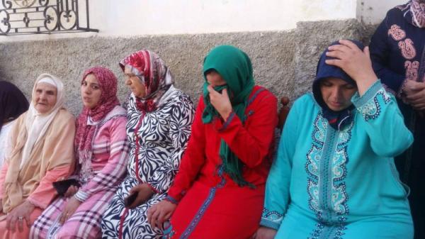 هكذا شيعت جنازة الشابة التطوانية "حياة" التي توفيت في اطلاق النار على قارب للهجرة السرية (فيديو وصور)