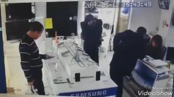 بالفيديو .. "شفار" يستعمل خدعة "الناموسة وخفة اليد" ويسرق هاتفا نفيسا من محل تجاري