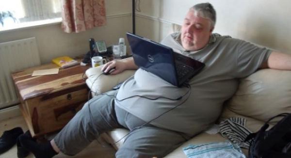 بالصور : مزحة "زوجية" تفقد رجلاً نصف وزنه