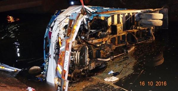 ارتفاع فاجعة انقلاب شاحنة &quot;النكافة&quot; إلى ثلاثة قتلى واعتقال سائق الشاحنة و&quot;أخبارنا&quot; تروي التفاصيل