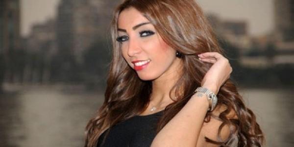 بالفيديو دنيا باطما تنفي إجهاض جنينها بمطار محمد الخامس