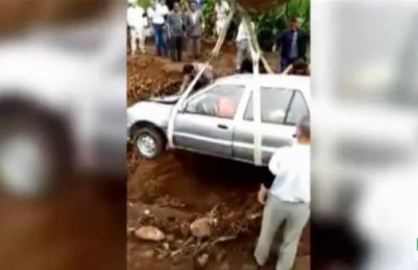 بالفيديو: دفن صيني داخل سيارته