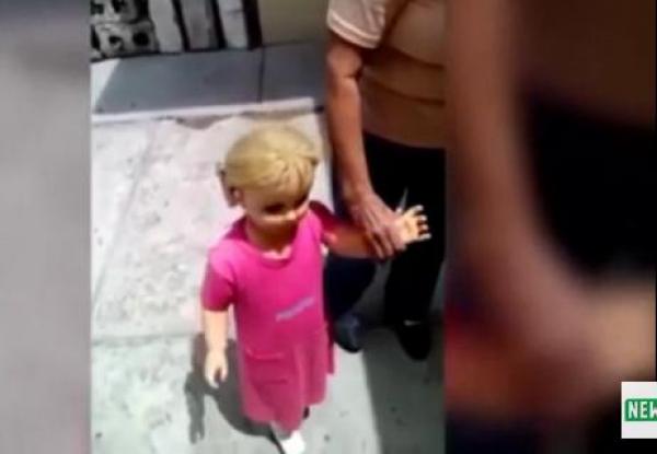 بالفيديو: دمية شريرة تثير الرعب على الإنترنت