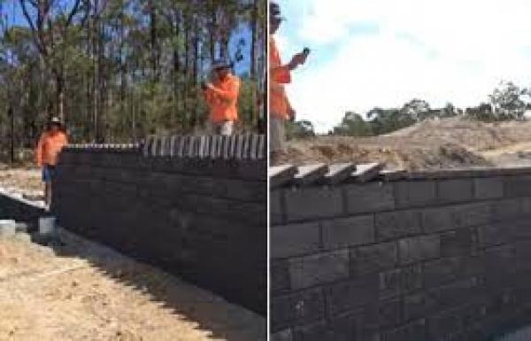 بالفيديو: عمال ينهون بناء جدار بطريقة أحجار الدومينو