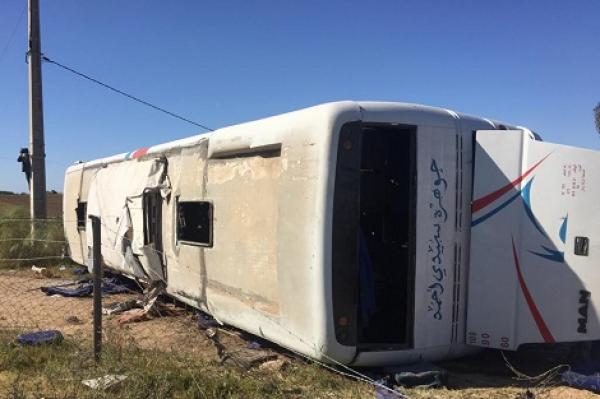 مصرع امرأة واصابة العشرات في حادث انقلاب حافلة قرب الجديدة (فيديو)