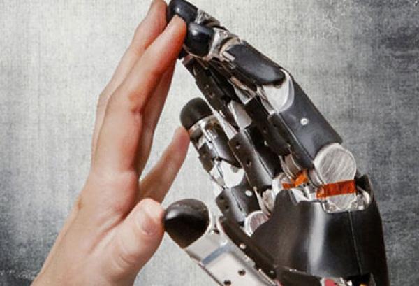 مبتورو الأطراف يعودون للشعور باللمس بيد اصطناعية