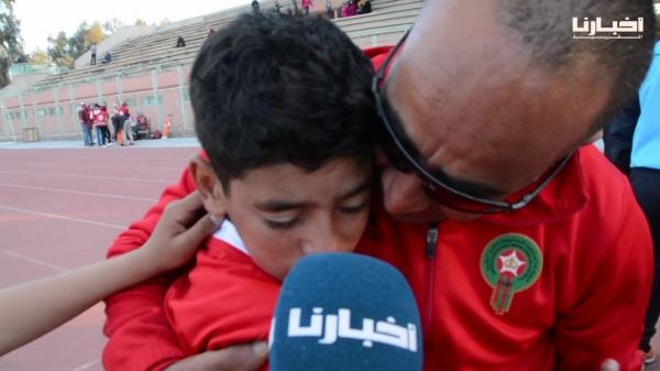 مؤثر : لاعب صغير يبكي لعدم إشراكه في المقابلة .. شاهد كيف تعامل معه المدرب