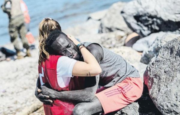 ناشطة بالصليب الأحمر تتلقى تهديدات عنصرية بعد تداول صورة لها وهي تعانق مهاجرا افريقيا بساحل سبتة المحتلة