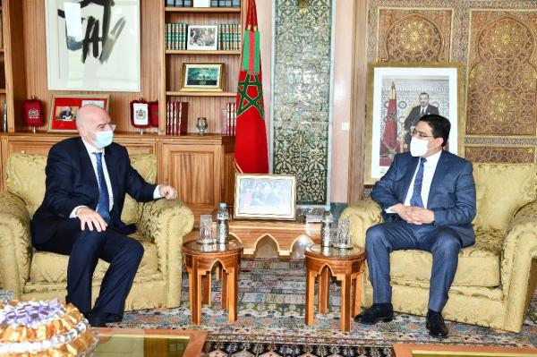 بالصور: وزير الخارجية يستقبل رئيس الاتحاد الدولي لكرة القدم