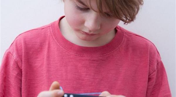 قضاء أكثر من ساعتين يومياً على جهاز إلكتروني يدمر الأطفال