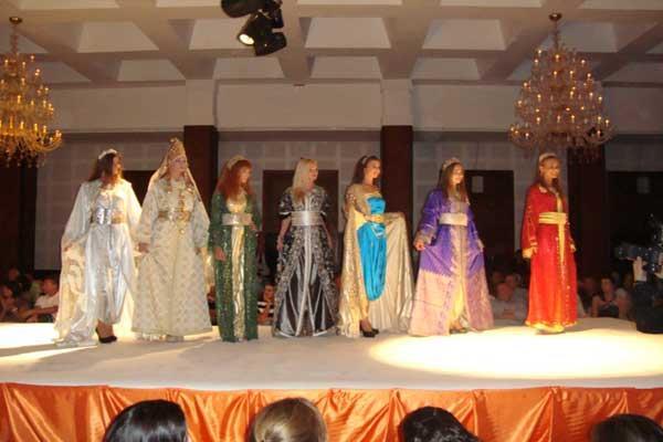 عارضات بولونيات يتبخترن في القفطان المغربي بأكادير  