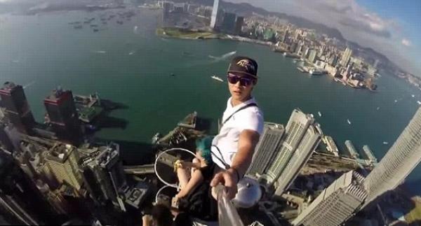 بالفيديو: 3 مراهقين يعتلون ناطحة سحاب لالتقاط "سيلفي"