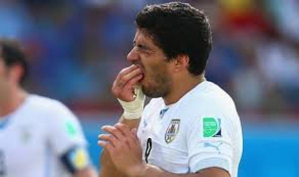 عقد سواريز مع برشلونة لا يتضمن بند "عدم العض"