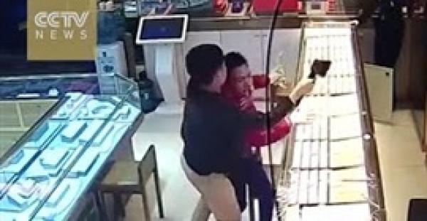 بالفيديو.. موظف شجاع يهاجم لصا بـ«الفأس» حاول سرقة متجر ذهب