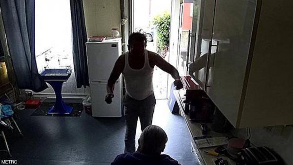 يسرق رجلا عجوزا مقعد على كرسي متحرك في قلب منزله