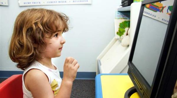 كل ساعة أمام التلفزيون تقلل نوم الطفل 7 دقائق