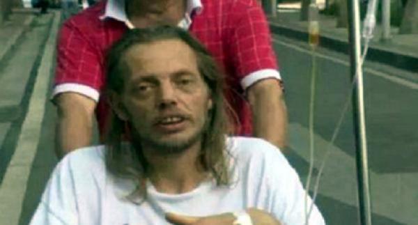 نقل عاشق للمستشفى بعد طول انتظار لحبيبته في مطار صيني