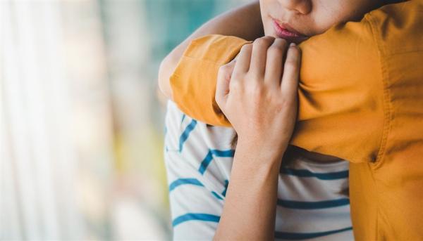 دراسة: مجرد لمسة قصيرة يمكن أن تخفف مشاعر الألم والاكتئاب