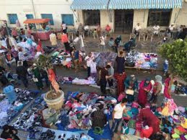 الفرّاشة" يحتلُّون شوارع مدينة الفنيدق  وسط استياء التجار