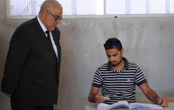 رئيس الحكومة عبد الإله بنكيران يقف في مكتب للتصويت للتأكد من هويته (صور)