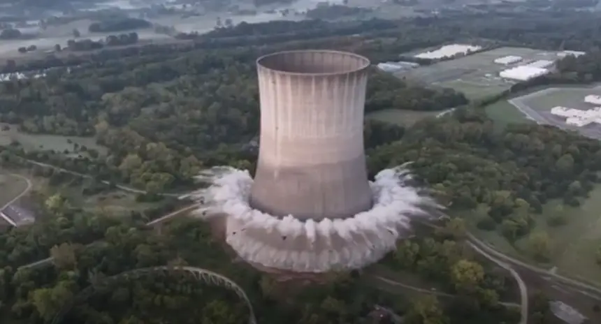 لحظة تفجير برج تبريد نووي في ولاية تينيسي الأمريكية... فيديو