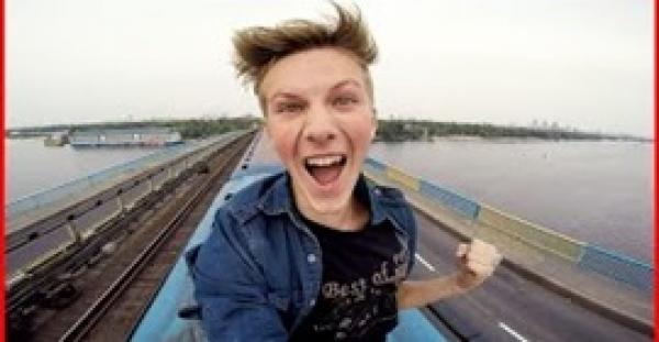 بالفيديو.. 4 ملايين مشاهدة لشاب يغامر بحياته ويقفز من سطح قطار مسرع