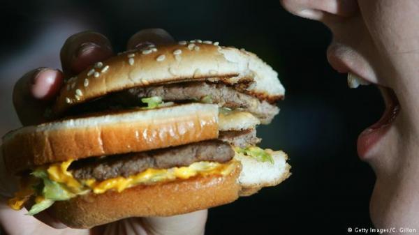 دراسة: الجسم يتعامل مع الوجبات السريعة كأنها عدوى