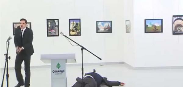 بالفيديو : لحظة اغتيال السفير الروسي في أنقرة