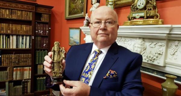 سائح إيرلندي يصبح مليونيرا بفضل تمثال اشتراه من شفشاون بـ600 درهم فقط