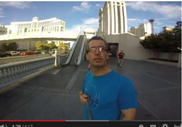 بالفيديو: مليون مشاهدة لرجل يحمل الكاميرا بالمقلوب