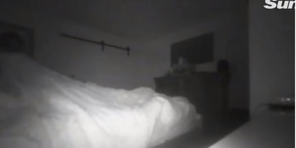 أب يرصد شبحا يجلس على سريره كل ليلة (فيديو)