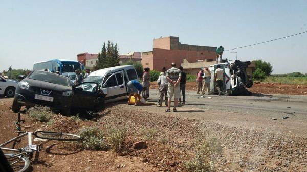 عاجل...اصطدام سيارة الشرطة بسيارتين خفيفتين وانقلابها ونقل المصابين في حالة خطيرة للمستعجلات بينهم شرطيين
