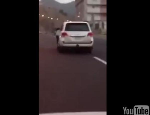 شاهد ..أين يضع ابنته وهو يقود سيارته بجنون!؟