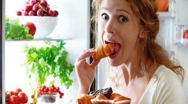 المضغ يحمي أسنانك من التسوس بعد تناول الأطعمة السكرية