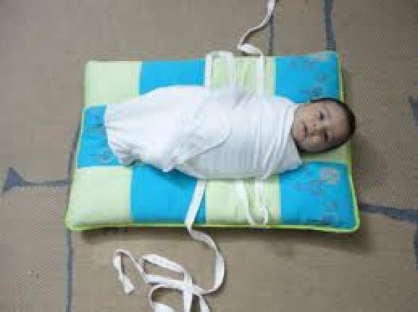 تقميط الأطفال يضعف مفاصل الورك 