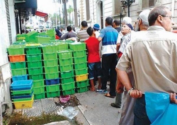 عودة أزمة الحليب بقوة الى الجزائر وطوابير بالعشرات للحصول على كيس حليب