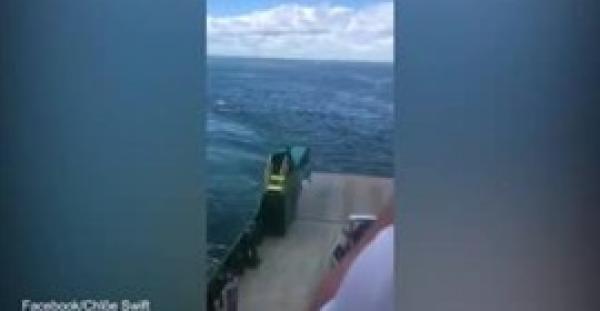 بالفيديو.. غرق سيارة أمام أصحابها في طريقهم للاحتفال برأس السنة