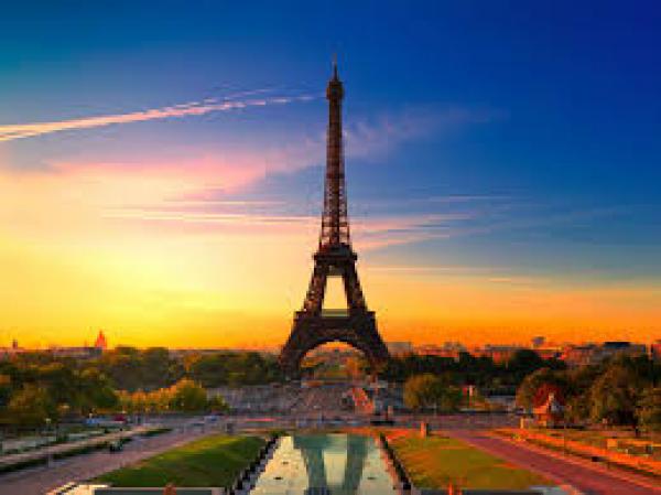 سيلفي «برج إيفل» يحتل المركز الأول على مستوى العالم